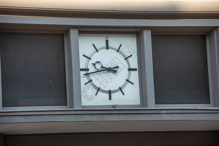 老车站时钟显示时间图片