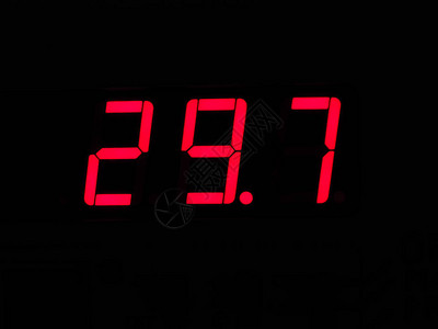温度计的数字LCD显示屏显示以摄氏度为单位的高温或以华氏度为单图片