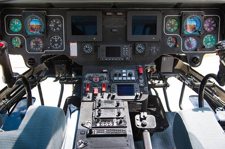 医疗直升机内装有紧急救生辅助设图片