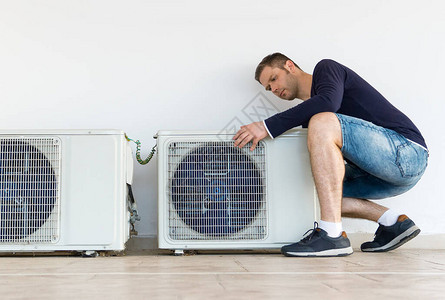 安装空调系统的男技术员图片