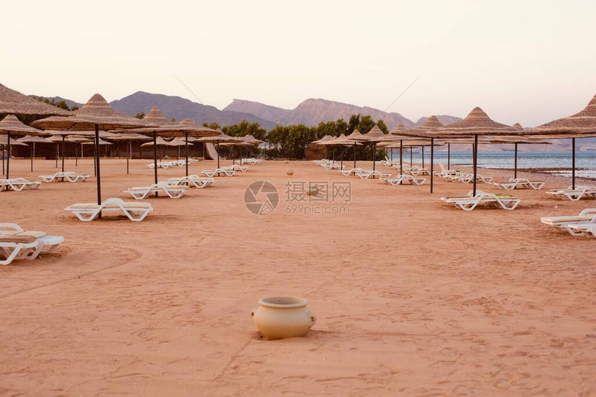 埃及塔巴度假村空荡的沙滩图片