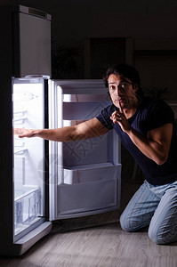 那个男人晚上在冰箱附图片