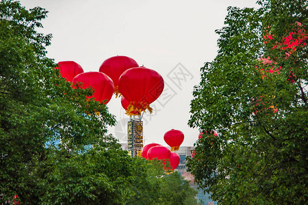 多颗红色热气球图片