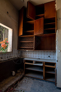 一座旧式废弃房屋厨房的内地高清图片