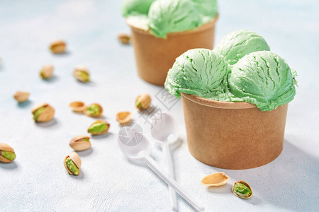 纸杯中的冰淇淋关于绿松石桌背景选择图片