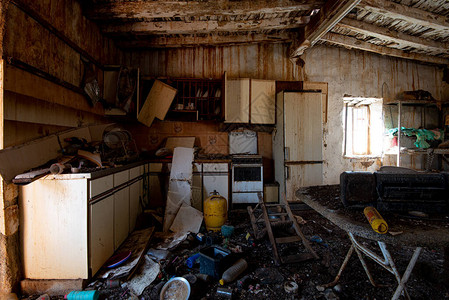 内设一个旧的废弃房屋厨房家具被损坏图片