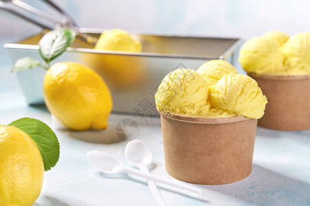 冰淇淋的勺子从包装柠檬冰淇淋中取出一图片