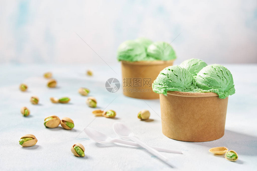 纸杯中的冰淇淋关于绿松石桌背景选择图片