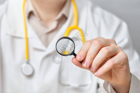 用放大镜对健康问题进行综合研究的概念医生用放大镜来图片