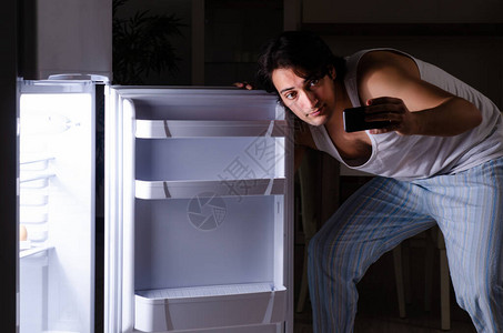 那个男人晚上在冰箱附图片
