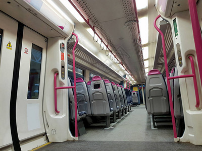 在一辆空的货车火里面空的火车内部英国铁路列车系统空座旅客列车内走图片
