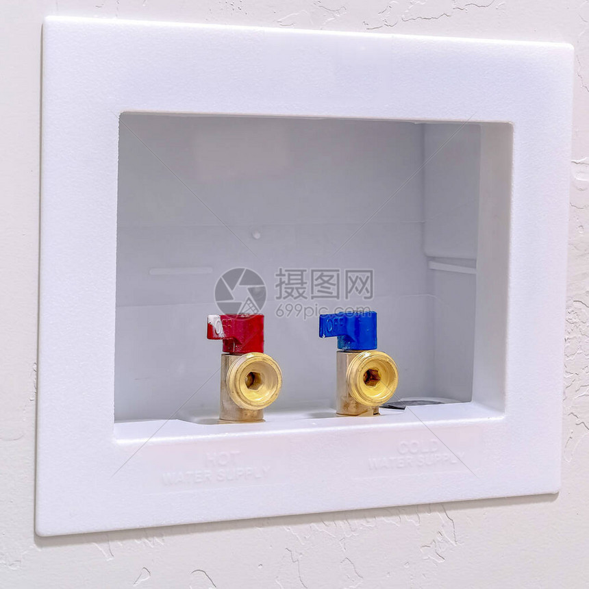 用于热水和冷水的方形嵌入式连接用于连接洗衣机的洗衣房墙壁上带有红色和蓝色龙头的热水和冷水图片