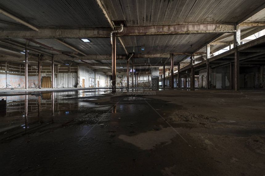 密歇根州底特律废弃工厂仓库的内景图片
