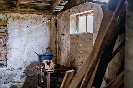 废弃的旧房子内部图片