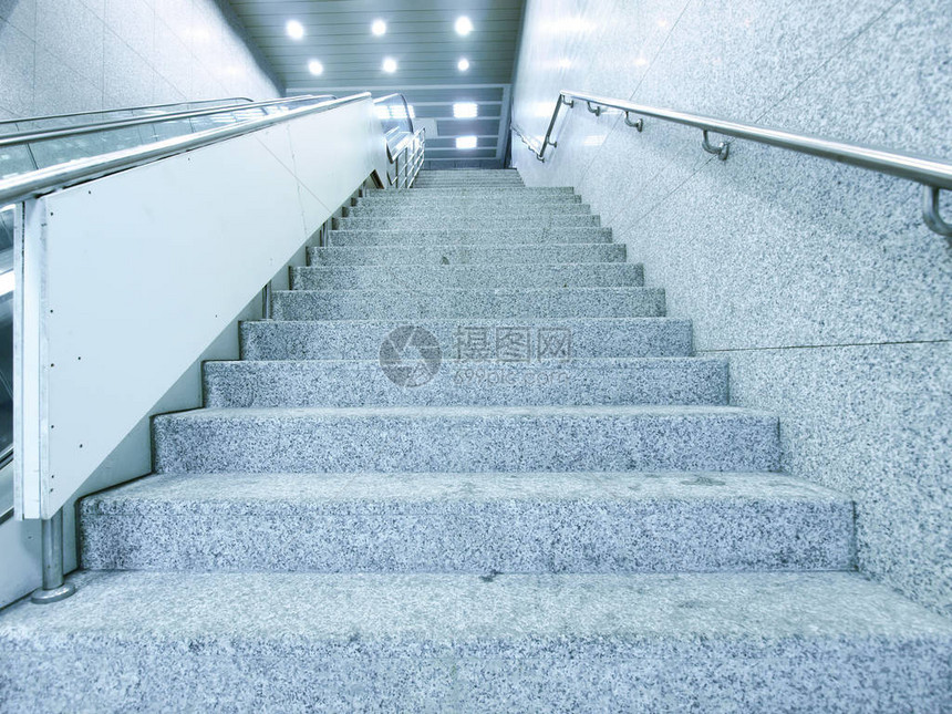 地下通道中的楼梯图片