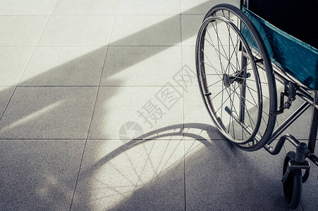 病人轮椅停在医院门背景图片