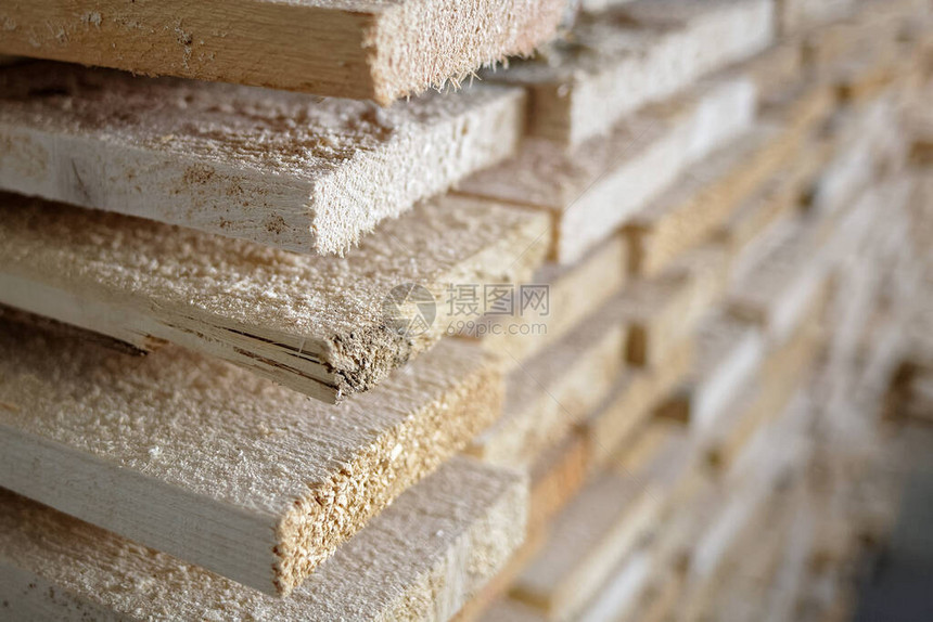 一堆天然粗糙的木板特写木板木材工业木材在木匠车间或锯图片