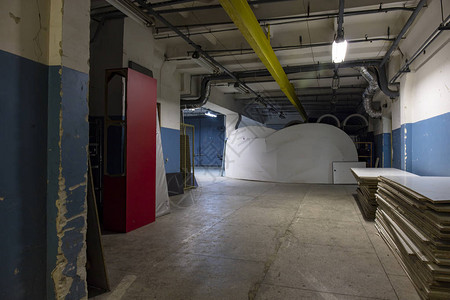 内部废弃的空地下室走廊图片