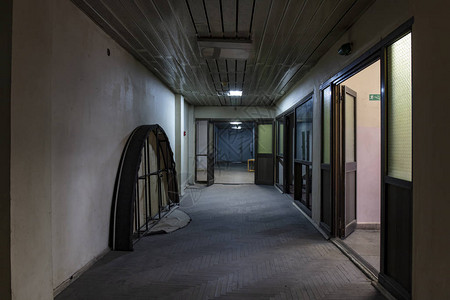 内部废弃的空地下室走廊图片