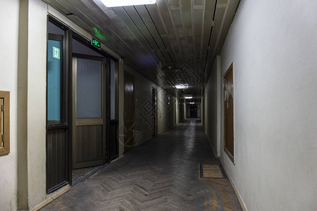 黑暗空地下室走廊的图片