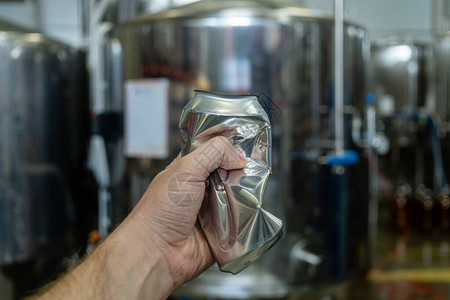 啤酒设备背景上的空铝罐图片