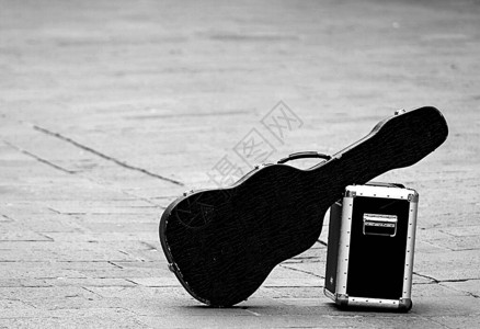 黑色吉他盒和带黑白效果的图片