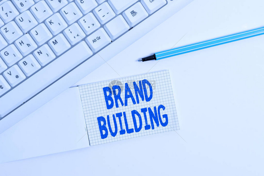 显示品牌建设的文字符号与建立和推广品牌白色pc键盘相关的商业照片文本活动图片