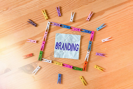 手写文本品牌特定品牌产品或服务推广的概念照片彩色衣夹纸空提醒木地图片