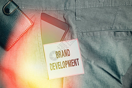 品牌智能营销论坛商业图片展示界定产品在市场上的优势在带钱包和便记纸的裤子前口袋内促进智能手机设备的发展PreakingSmartpho背景