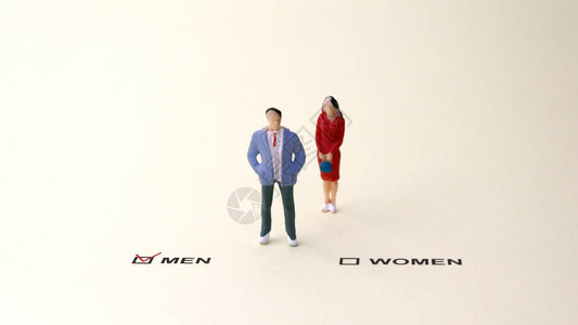 一个微型男人和一个微型女人站在一个被选为MEN的复选框前就业中的图片