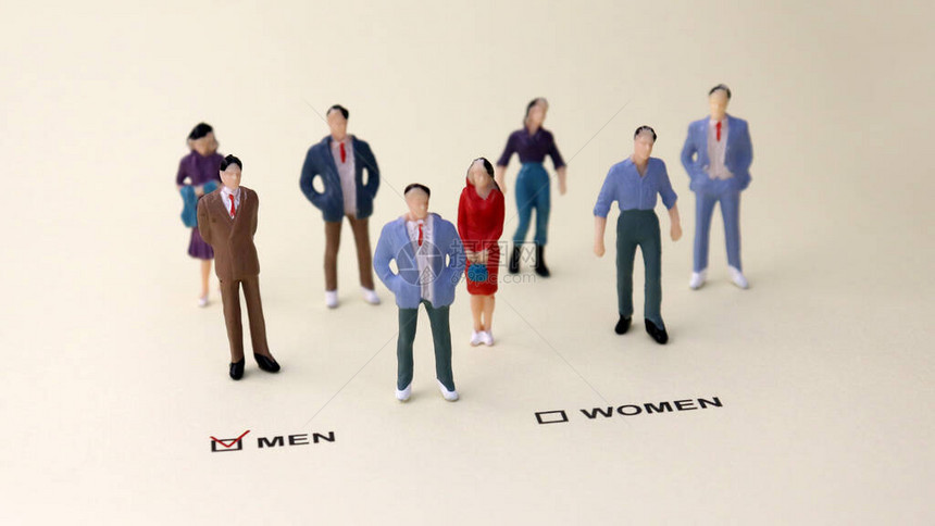 站在被选为MEN的复选框前的微型人物男女就业图片