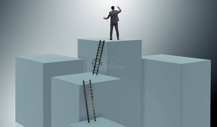 在挑战商业概念中商人攀爬障碍物的图片