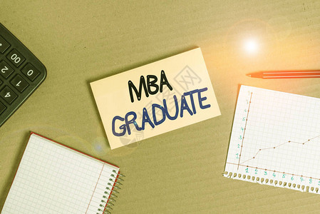 手写文本Mba毕业生概念照片大师是工商管理专业学位纸板笔记本办公用背景图片