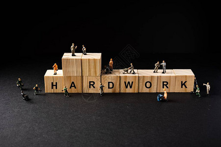 使用HARDWORK措辞的Wooden街区周围的图片