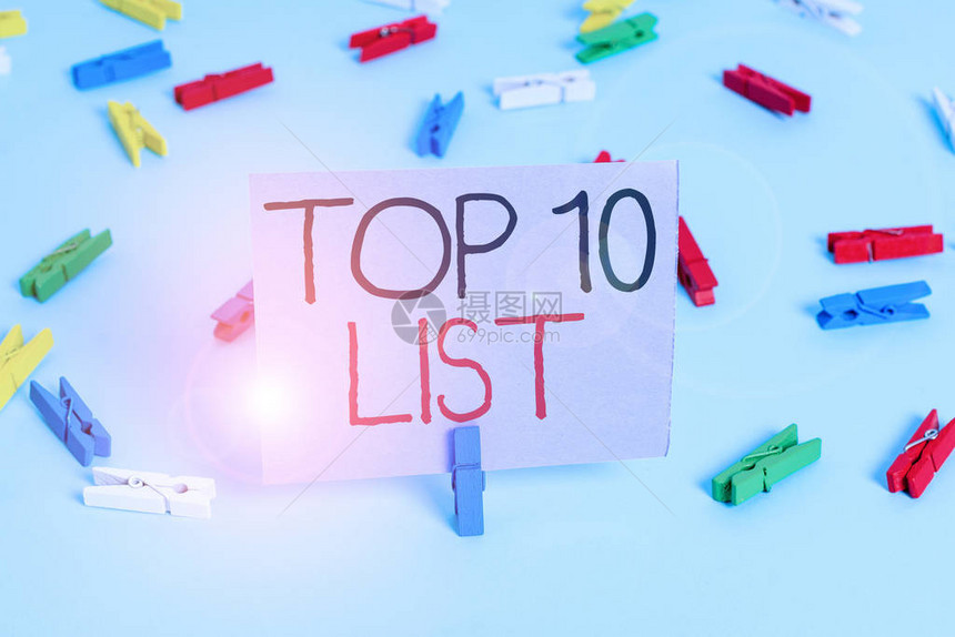 手写文字书写前10名列表特定列表中十个最重要或最成功的项目的概念照片彩色衣夹纸空提醒蓝色地板背图片
