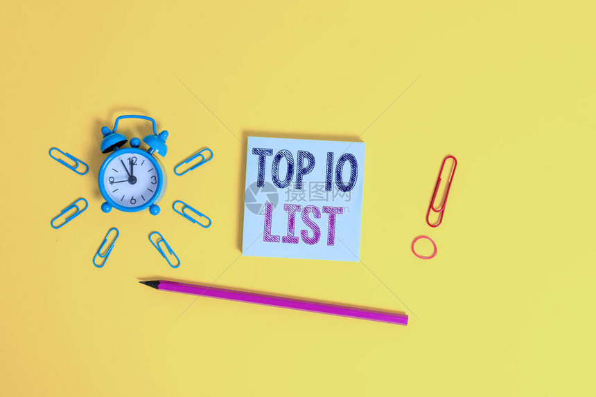 显示前10名列表的书写笔记特定列表中十个最重要或最成功的项目的商业概念闹钟唤醒夹橡皮筋铅笔记图片