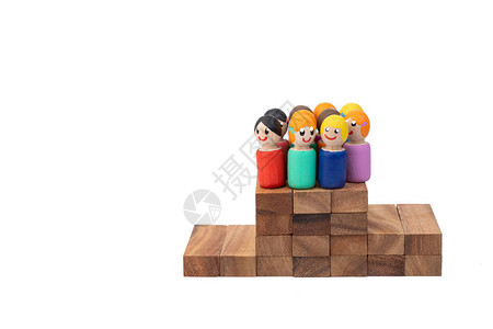木制玩具站在基座上图片