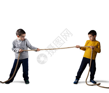 两兄弟争吵用绳子比赛孤立于白图片