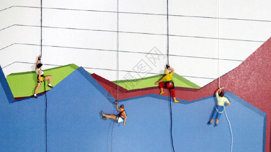 迷你登山者用绳子攀登三个维度区域图一个商业成就的尝试概念图片