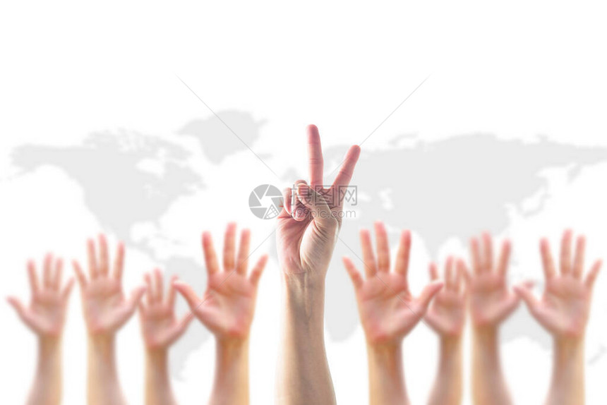 代表世界参与领导力志愿者赛事的模糊手中领头者两手指图片