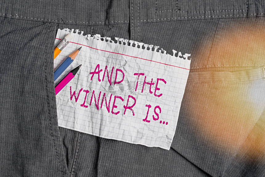 写笔记显示和赢家是宣布展示或赢得某些东西的商业概念裤袋内的书写设图片