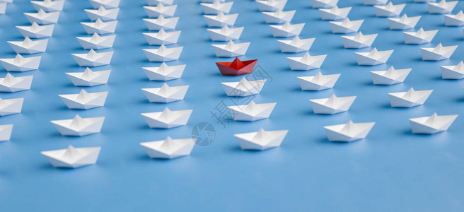 领导力概念红纸船领头人站在白图片