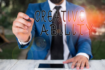 显示创意能力的概念手写概念意义能够以最大的能力发挥作用商人拿着笔并图片