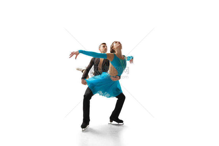 花样滑冰夫妇在冰上表演舞蹈图片