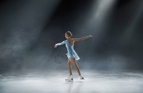 年轻女子花样滑冰背景图片