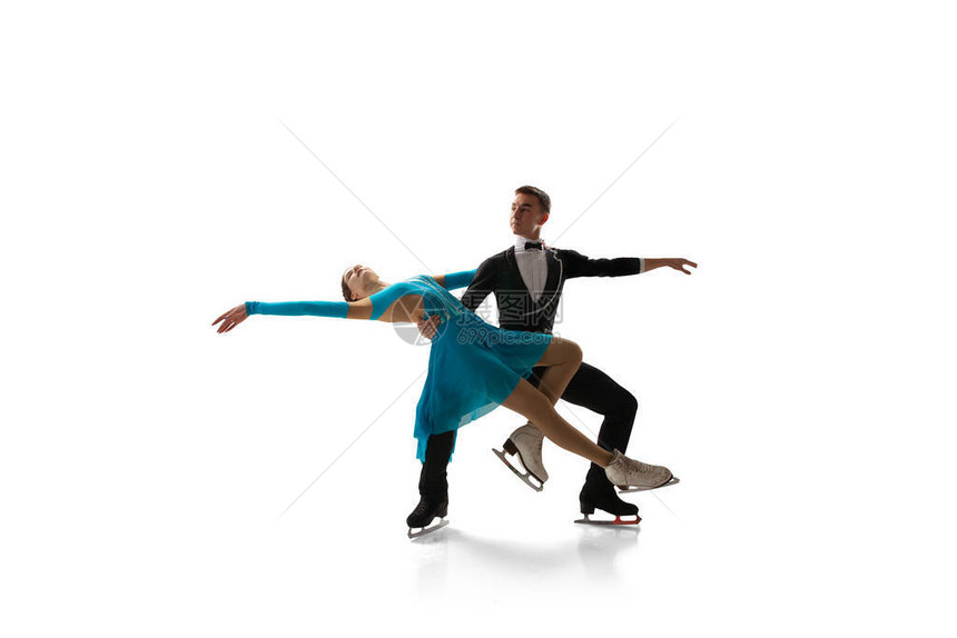 花样滑冰夫妇在冰上表演舞蹈图片