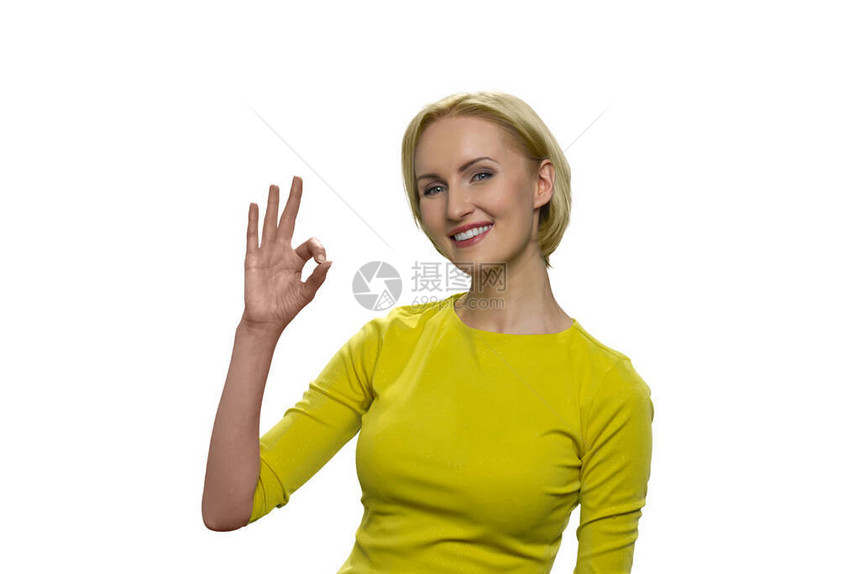 身穿黄衣的年轻女士在白色背景上被孤立图片