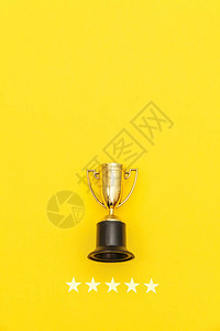 简单平坦的场面设计优胜者或冠军金奖杯和5个星级评分背景图片