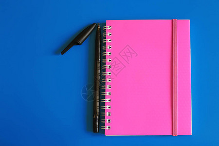 果汁粉红色笔记板和光彩背图片