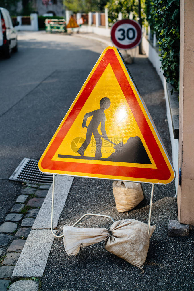 法国小街道上的施工道路工程警告标志图片